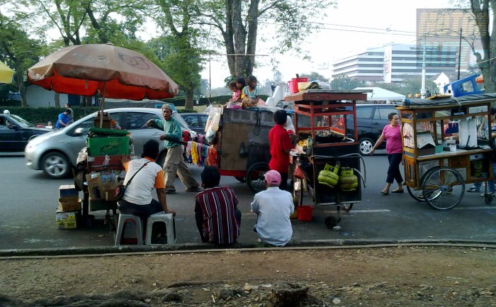 digusur pindah pakai gerobak