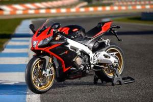 2013_Aprilia_RSV4_Factory_APRC_ABS_Estoril _45_motorcyclecom
