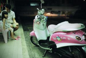 35mmPatrikWallner_Bangkok_HelloKittyMopedLOWQ-737x498wallnerok