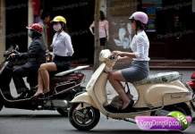 gadis cantik naik motor a