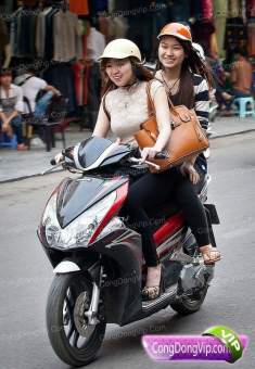 gadis cantik naik motor d