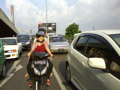 gadis cantik naik motor i