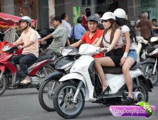 gadis cantik naik motor k