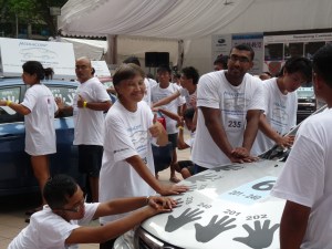 lomba pegang mobil 2