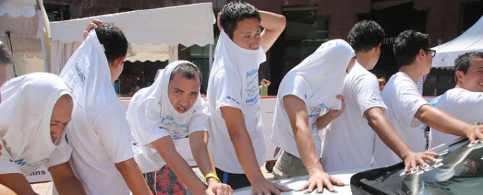 lomba pegang mobil 3