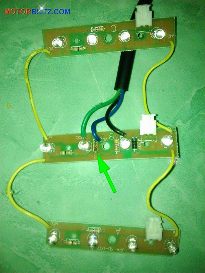Memperbaiki lampu rem variasi led Scoopy yang rusak 3b