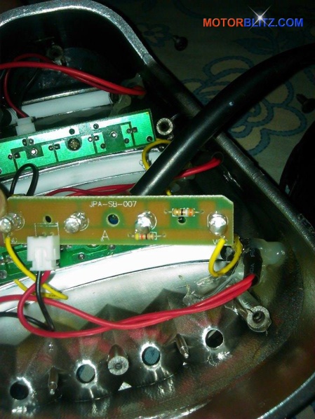 Memperbaiki lampu rem variasi led Scoopy yang rusak 4