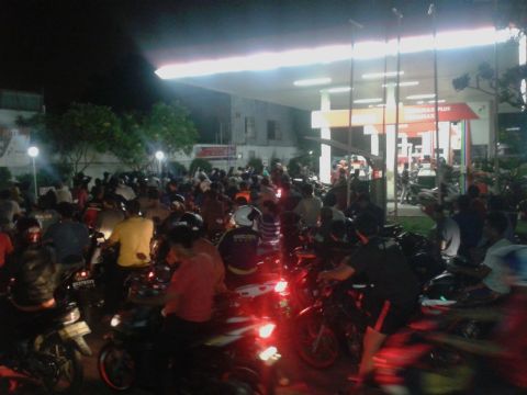 suasana antri bbm Kebayoran