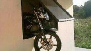 making motor nyangkut jendela