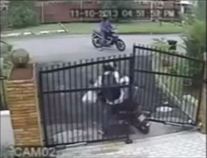 Maling motor nyangkut pagar 7