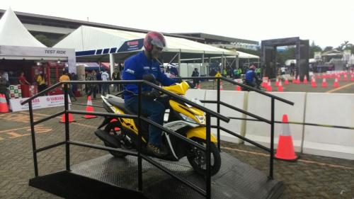 mio m3 125 blue core  test yellow