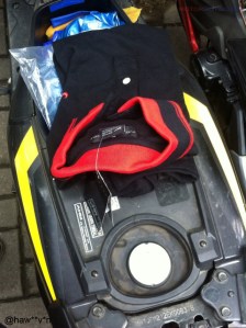 bagasi motor isi hadiah baju