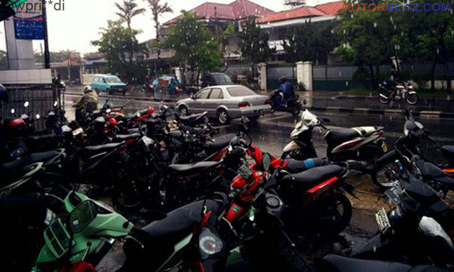 motor parkir kehujanan