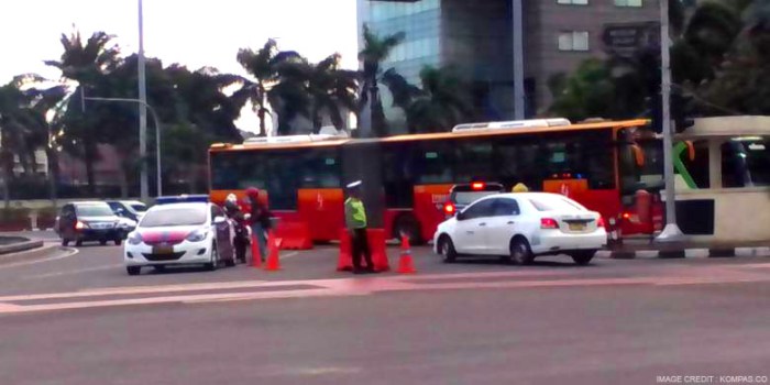 poisi tilang bus trans senggol motor