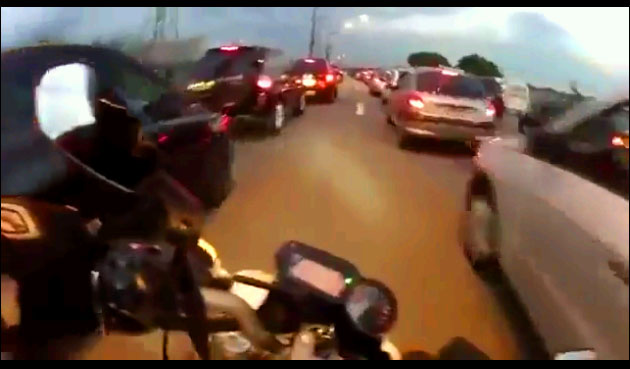 motor ngebut di kemacetan 2