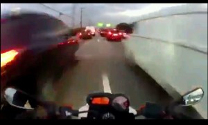 motor ngebut di kemacetan