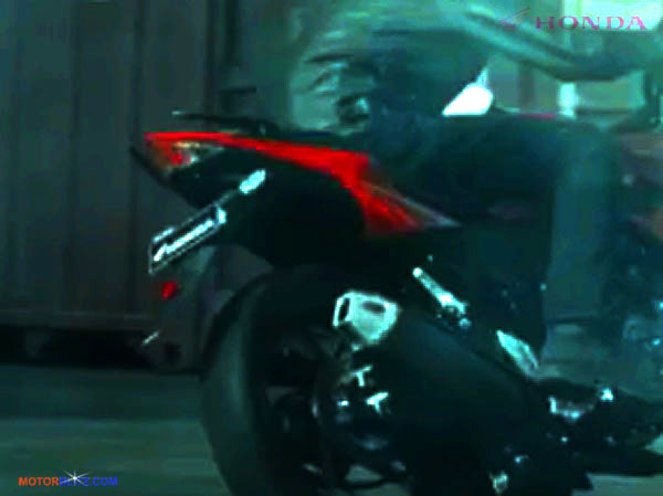 cb150r 2015 tampak belakang