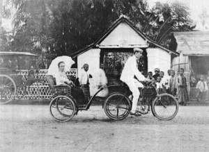 1902 Sepeda motor Minerva milik J. Blackstone di Poerbolinggo Karesidenan Banjoemas. Istrinya duduk di belakang