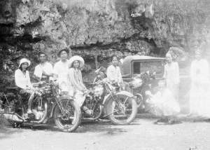 COLLECTIE TROPEN MUSEUM Portret van een groep Indo-Europese mannen en vrouwen met motorfietsen TMnr