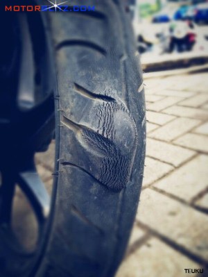 ban depan motor benjol 2