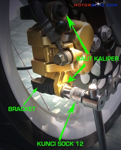 buka 2 baut di kaliper rem depan