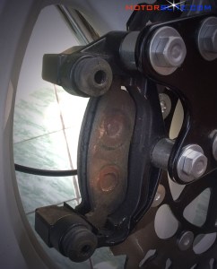 buka kaliper rem depan