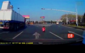 anak kecil jatuh dari mobil 7