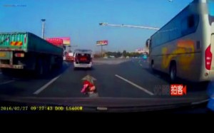 anak kecil jatuh dari mobil 8