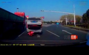 anak kecil jatuh dari mobil 9