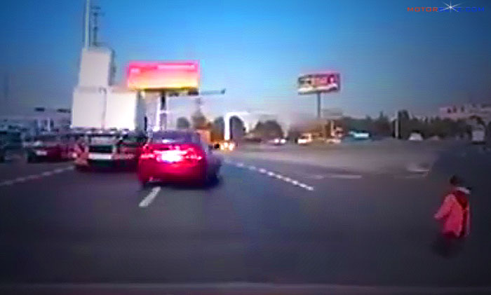 anak kecil jatuh dari mobil main