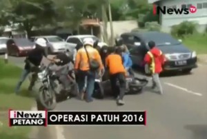 cewek-jilbab-tabrakan-motor-3