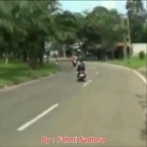 cewek-jilbab-tabrakan-motor2