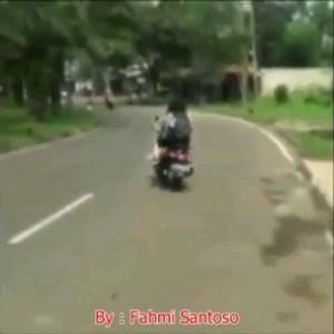 cewek-jilbab-tabrakan-motor3